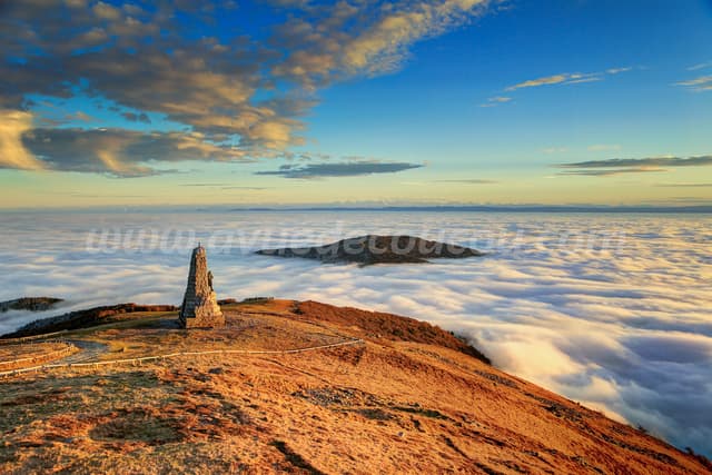 Le Monument des Diables Bleus sur la mer de nuages