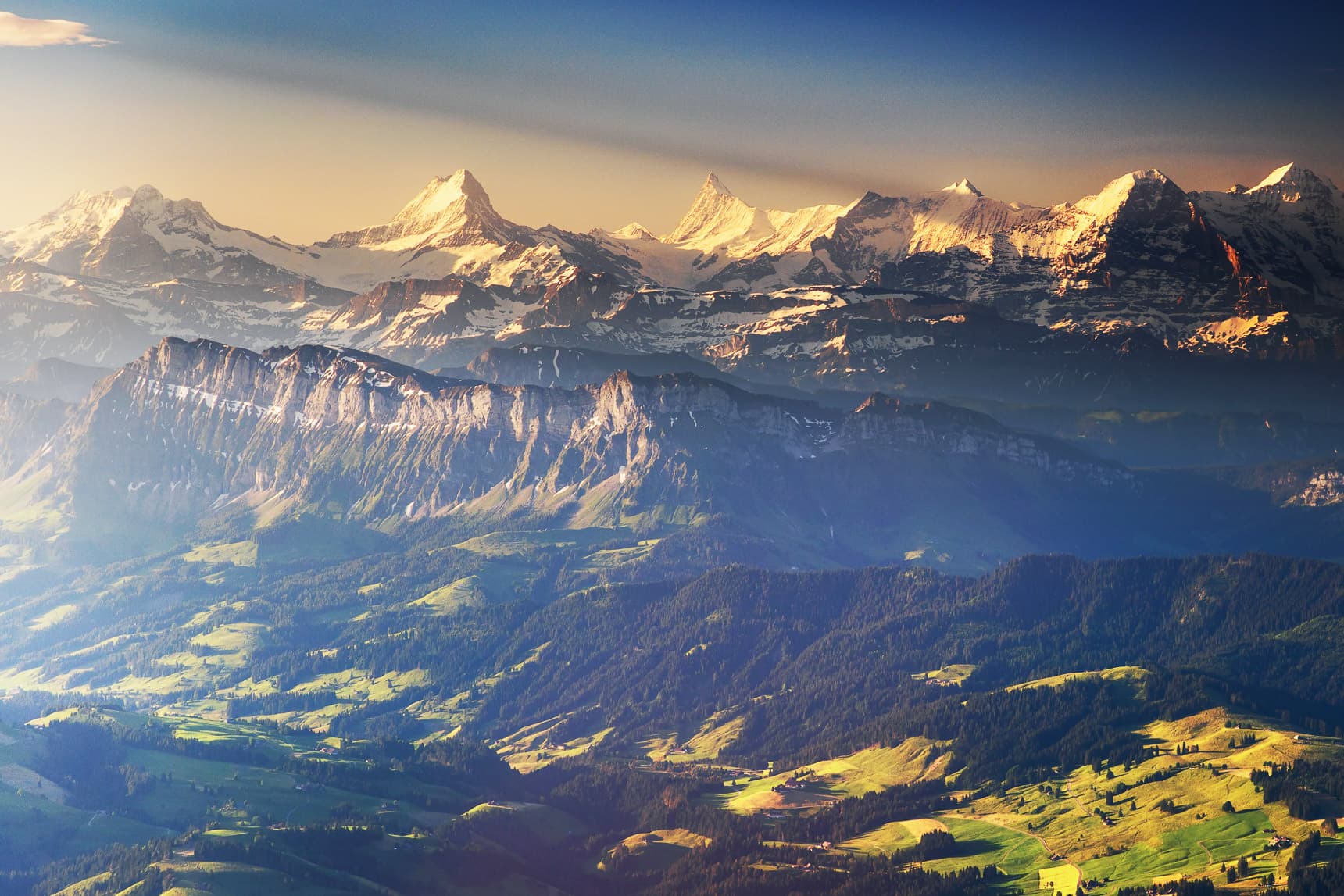 Levant d'été sur les Alpes Bernoises