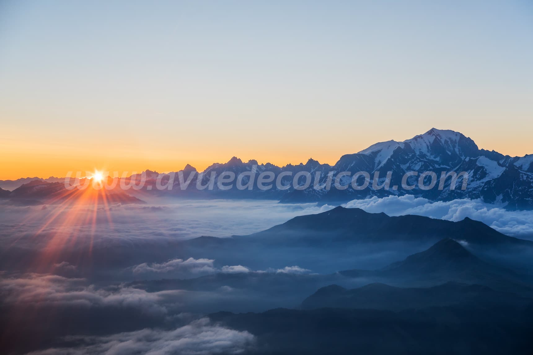 Levant sur le Massif du Mont-Blanc